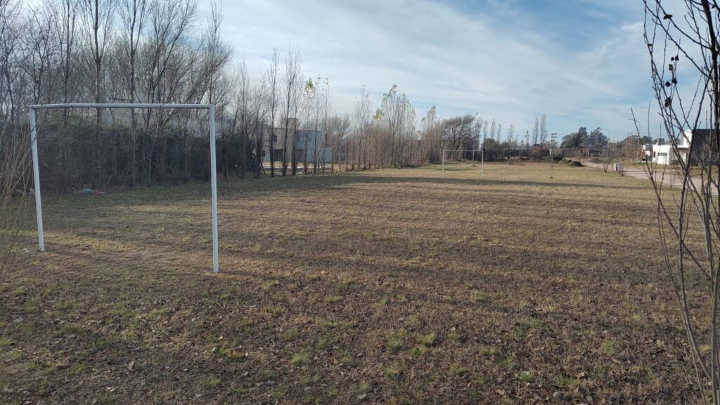 Espacio publico municipal utilizado como plaza por los vecinos y niños de la zona